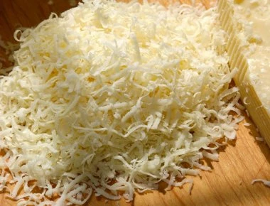 Ο σοβαρός λόγος που δεν πρέπει ποτέ να αγοράζεις τριμμένα τυριά